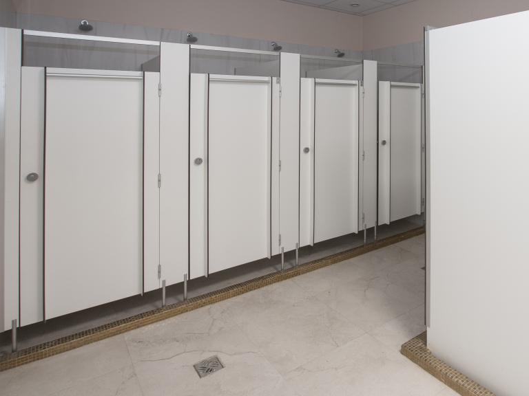 Kabiny prysznicowe z drzwiami uchylnymi